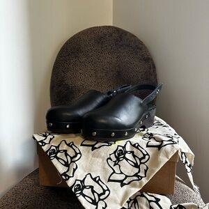Alohas Studded Slingback Clogs
Size 40 (US 10)